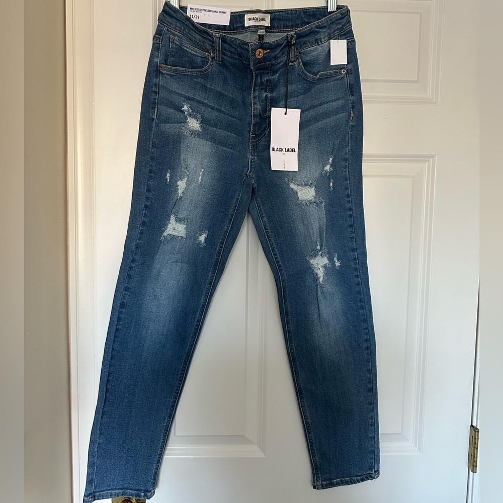 NWT * Black Label Mid- Rise Distressed Skinny - Size 11/29